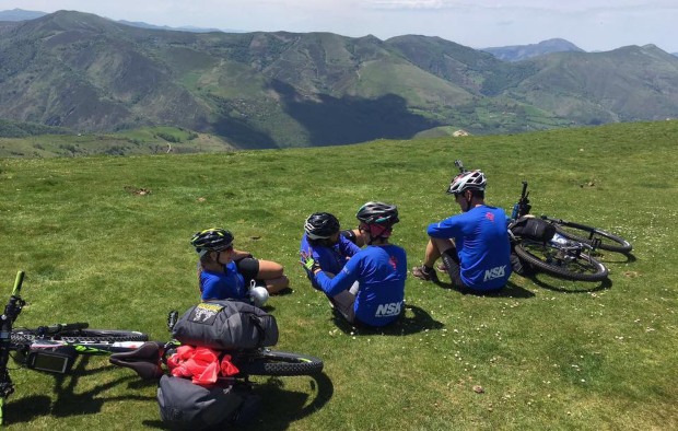 Caminho de Santiago de Compostela de Bicicleta: Grupo de bicicleta nos Pirineus do Caminho Francês