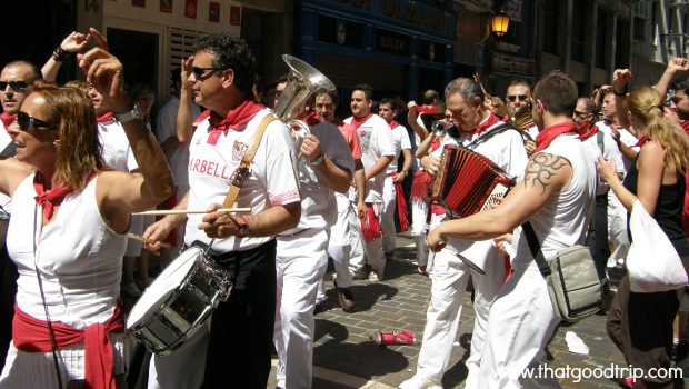 Festa de San Fermin: charangas movimentam as ruas de Pamplona