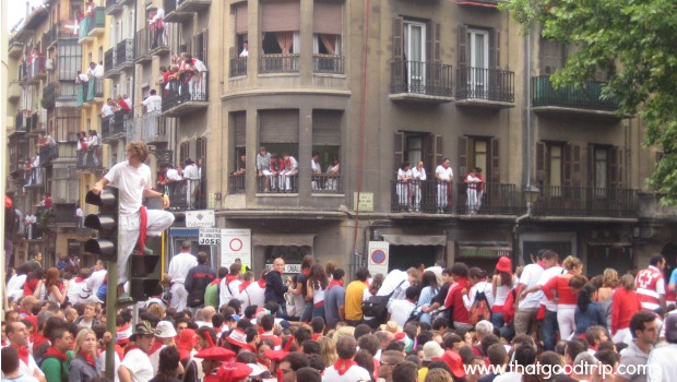 Festa de San Fermin: guardando lugar para ver o encierro