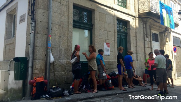 Caminho Ingles: Albergue de Betanzos com fila na porta