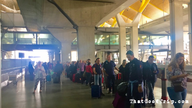 Fila pra pegar táxi no aeroporto de Madrid