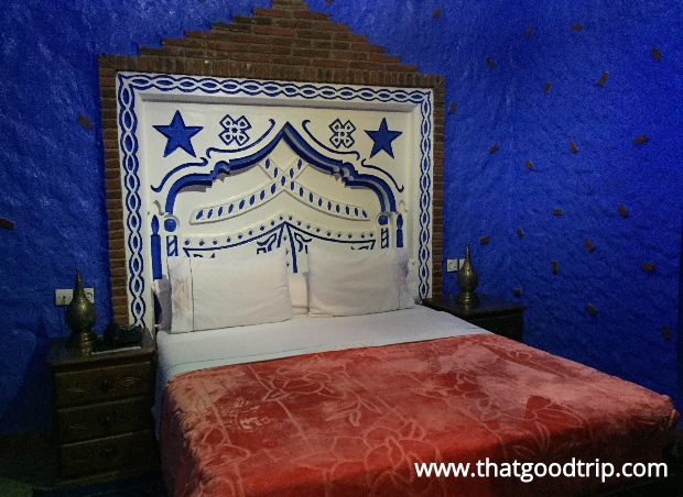 Chefchaouen: detalhe da cama no hotel Chez Aziz