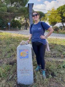 Caminho de Santiago de Madrid: Camila em um mohón do caminho