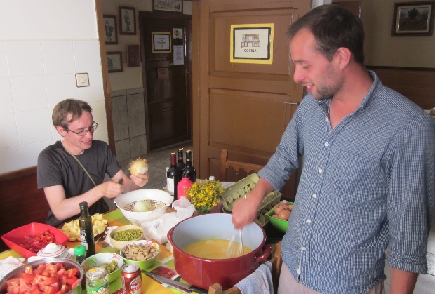 Quanto custa fazer o caminho de Santiago: cozinhando no albergue