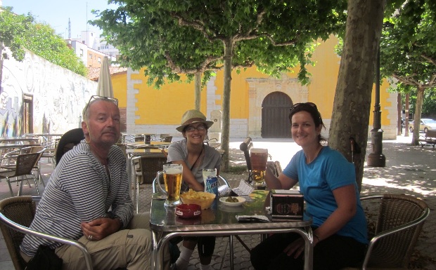 Quanto custa fazer o caminho de Santiago: cerveja com os peregrinos